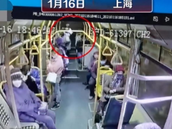【痛心】視頻監控系統記錄下，上海公交車急剎車女乘客被甩2米遠