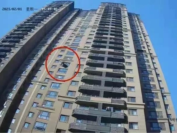 【驚心】25斤椅子從天而降，所幸有高空拋物視頻監控系統